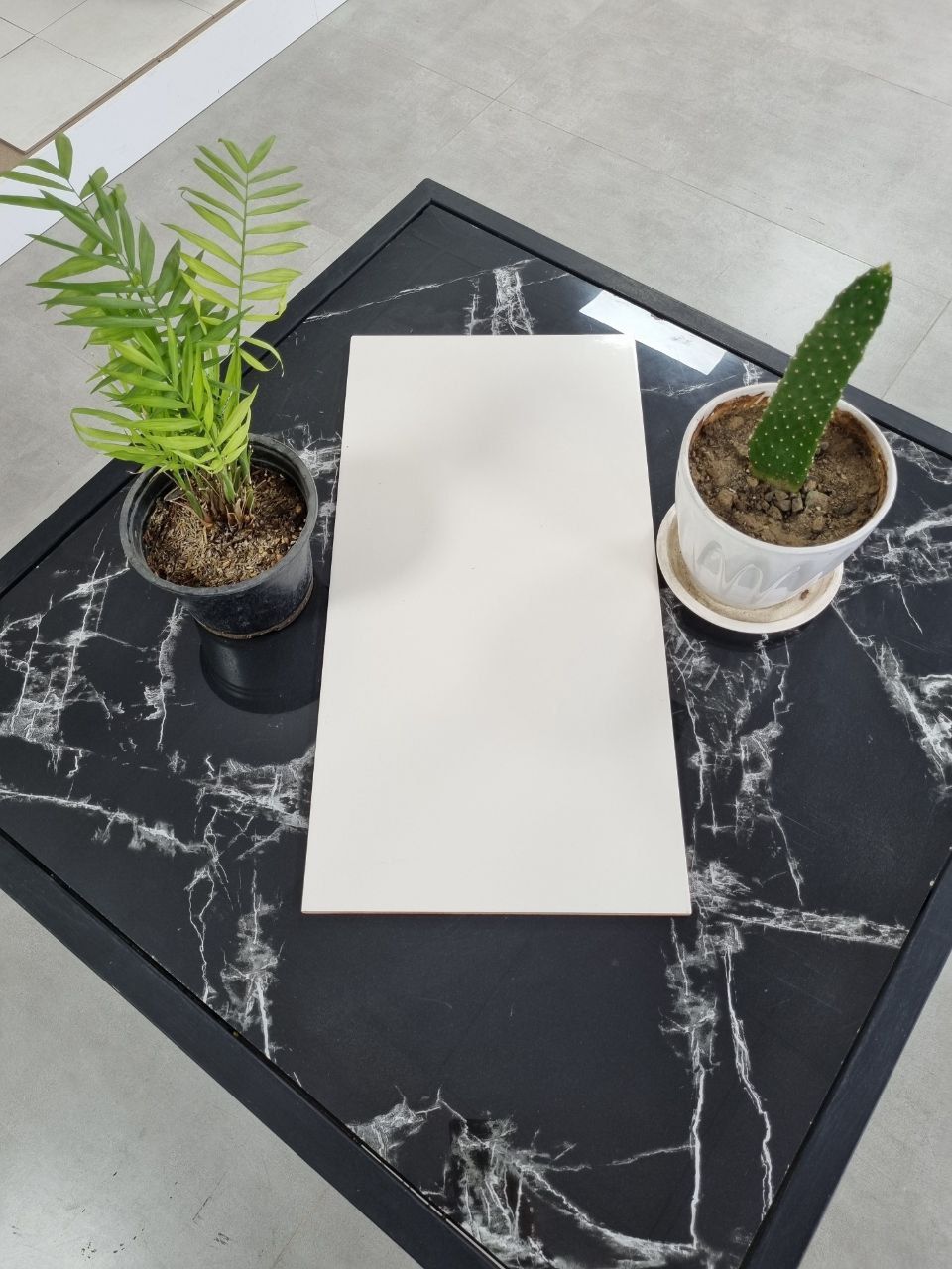 کاشی پردیس آباده مدل سفید ساده